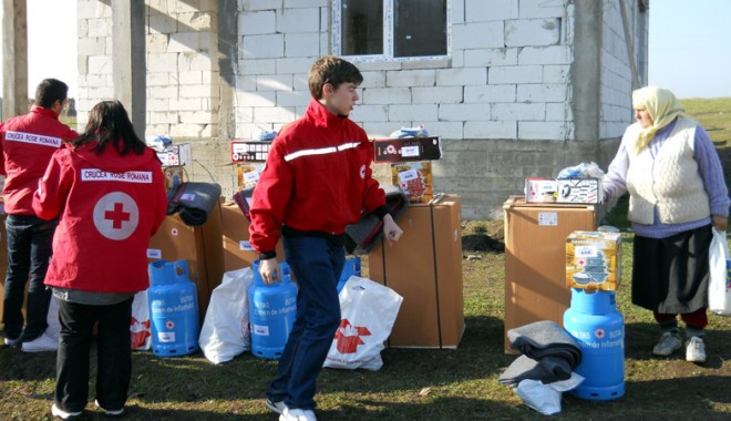 Pachete cu alimente de la Crucea Roșie  pentru familiile sărmane din Cumpăna - pachetecualimente1-1403112700.jpg