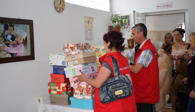 Familiile nevoiașe  au primit pachete de la Crucea Roșie - pachetenevoiasi1-1498146520.jpg