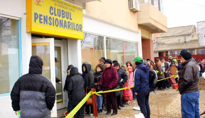 Distribuirea pachetelor pentru pensionari este incertă. Elevii vor primi însă, cadouri - pachetepensionari1-1449515295.jpg