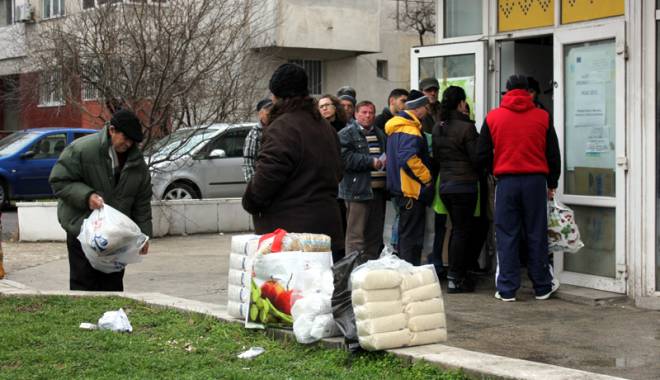 Se dau ajutoarele de la Uniunea Europeană, la Constanța. De unde puteți ridica pachetele - pacheteprimarieue1-1420731210.jpg