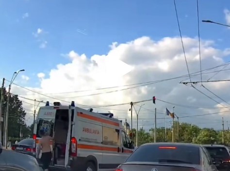 Foto - Scene surprinzătoare în trafic. Un bărbat a coborât din ambulanță la semafor și a fost oprit de jandarmi