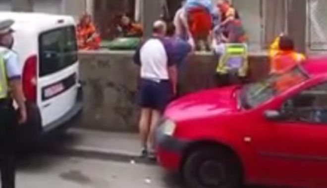 Pacient cu infarct, scos cu targa PESTE GARD de medici, din cauza unui șofer care a blocat intrarea - pacienttargapestegard72539700-1526892212.jpg