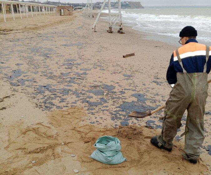 A fost detectată o nouă scurgere de păcură în Marea Neagră, în urma naufragiului petrolierelor ruseşti - pacura-marea-neagra-1736523061.jpg