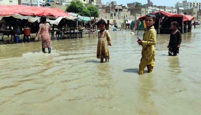 Bilanţul inundaţiilor din Pakistan a urcat la 1.061 de morţi - pakistaninundatii-1661775793.jpg