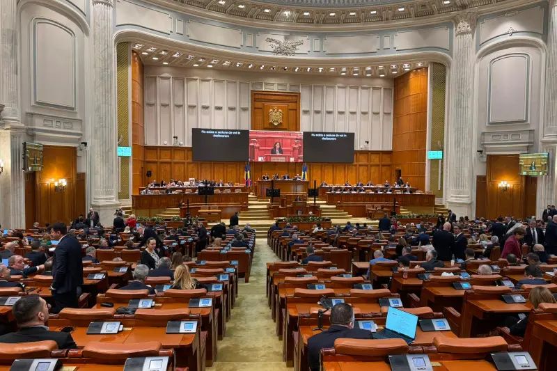 Legea pensiilor private a fost adoptată de Parlament. Bolnavii de cancer nu primesc banii integral - palament-1766491214.webp