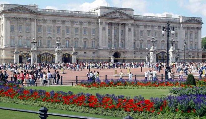 Patru activiști pentru mediu, reținuți după ce au escaladat porțile Palatului Buckingham - palat-1340554813.jpg