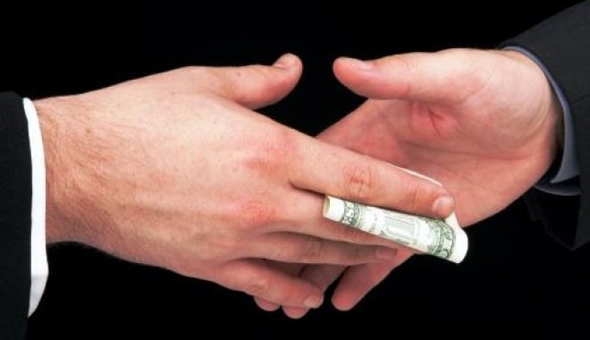 Comisari ai Gărzii Financiare, arestați pentru luare de mită! - palmagalaialasausandvisascundeau-1351696725.jpg