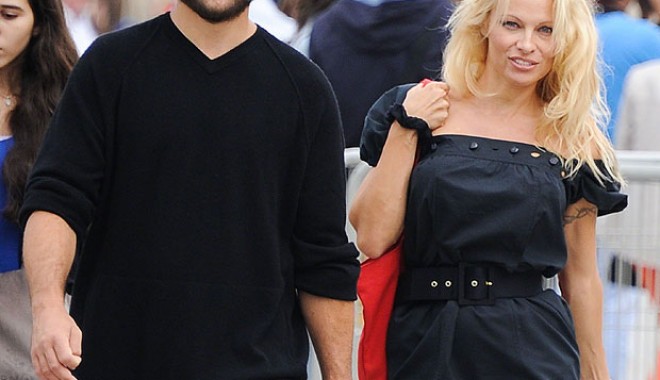 Pamela Anderson s-a recăsătorit cu Rick Salomon - pamela31831356a-1389683982.jpg