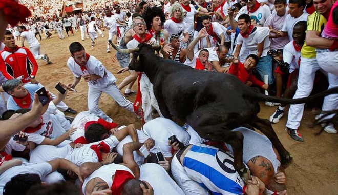 Zeci de victime în timpul cursei cu tauri de la Pamplona - pamplona-1373818811.jpg