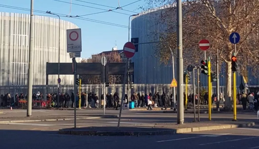 Cozile sărăciei de Crăciun. 5.000 de oameni au aşteptat ore în şir pentru un pachet cu mâncare şi cadouri - panequotidiano1200x675-1766754707.webp