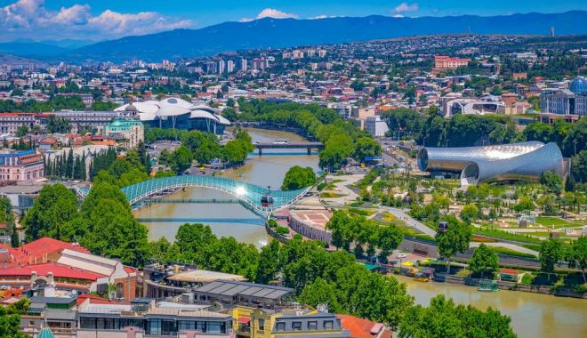 Top cinci destinații de vacanță deschise turiștilor vaccinați în vara lui 2021 - panoramicviewoftbilisigeorgia-1616232734.jpg