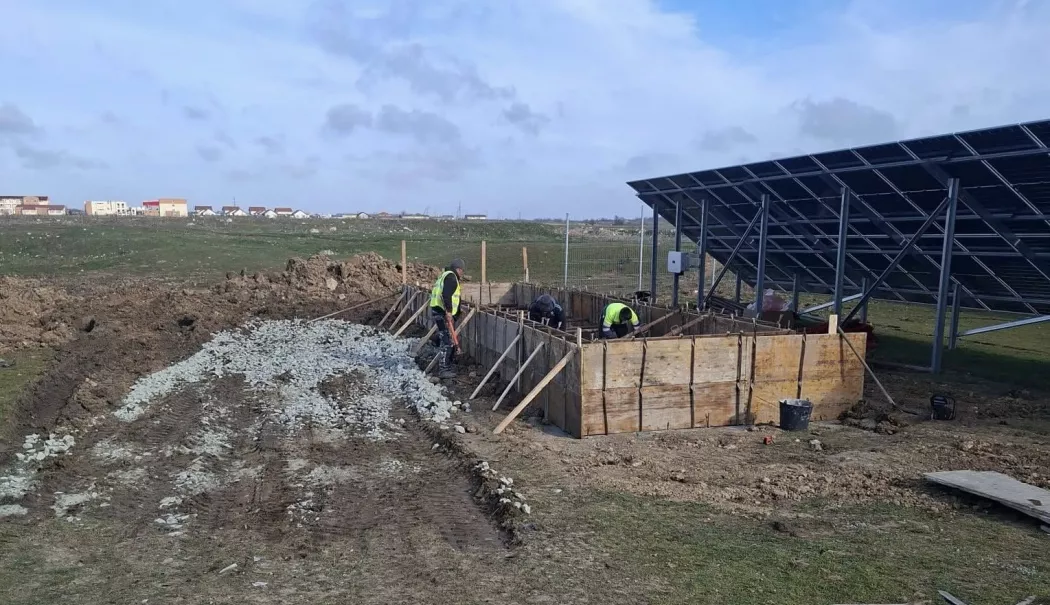 Lucrările la centrala fotovoltaică din Cumpăna avansează. Proiectul a ajuns la jumătate - panouri-1775042171.webp