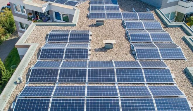 Piața de fotovoltaice pe blocurile de locuințe, evaluată la 800 de milioane de euro