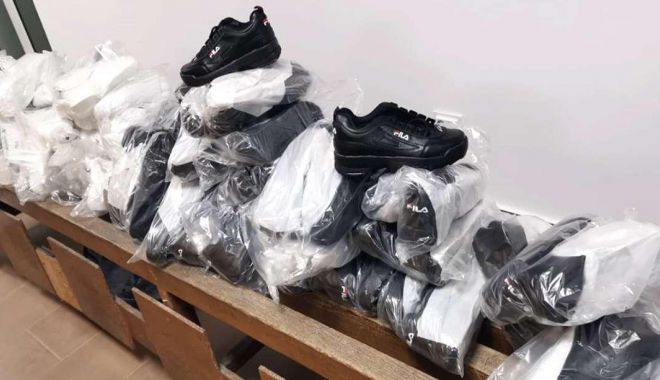 Pantofi sport ascunși în bagaje, confiscați de Garda de Coastă - pantofi-1613586614.jpg
