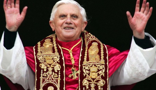 Papa Benedict al XVI-lea suferă de artroză - papa-1321047198.jpg