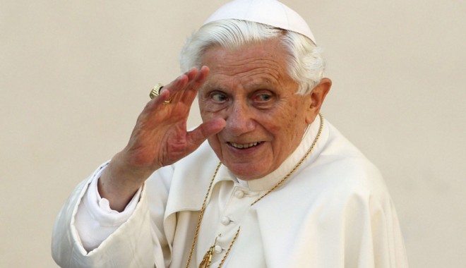 Zi istorică la Vatican, Benedict al XVI-lea a coborât de pe tronul Sfântului Petru - papa-1362056586.jpg