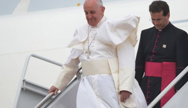 Papa Francisc a ajuns la Bangui, a treia etapă a turneului său african - papa-1448812945.jpg
