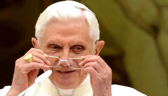 Fostul papă Benedict al XVI-lea suferă de o maladie a sistemului nervos - papa-1518701473.jpg