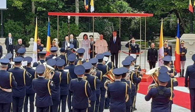 Moment emoționant la Cotroceni. Suveranul Pontif a salutat Garda de Onoare în limba română - papa-1559299068.jpg