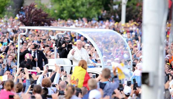 Papa Francisc, întâmpinat la Blaj. A început slujba de beatificare a celor șapte episcopi-martiri - papa-1559464684.jpg