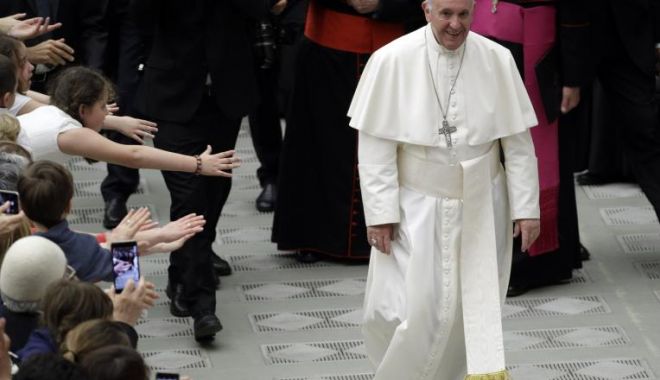 Papa Francisc, mesaj în limba română pe Twitter după plecarea din România: Mă rog ca Fecioara Maria să vă călăuzească pe calea credinței - papa-1559497301.jpg
