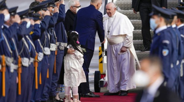 Papa Francisc şi-a început vizita în Grecia - papa-1638621452.jpg
