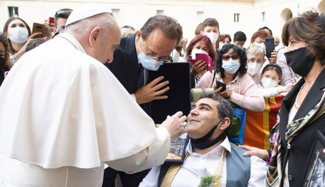 Un bărbat cu dizabilităţi va merge în Arctica cu un mesaj de la Papa Francisc. Care este motivul - papa-1639762804.jpg