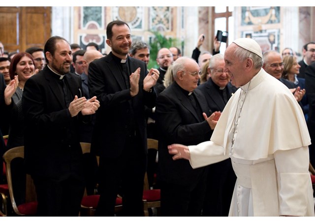 Papa Francisc le-a cerut preoţilor să ţină predici scurte: ”După 8 minute se pierde atenţia şi oamenii adorm” - papa-francisc-preoti-1718204361.jpg