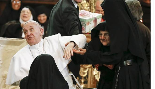 Papa Francisc, ''atacat'' de călugărițe: ''O să-l mănânce!'' - papa1-1427278457.jpg