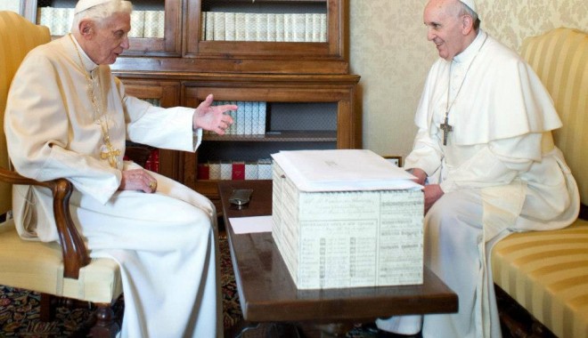 Moment istoric: Papa Francisc,  întâlnire privată cu papa Benedict - papabenedict-1364134999.jpg