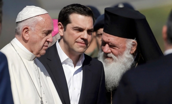 Papa Francisc și-a încheiat vizita în Lesbos luând în avion trei familii de refugiați sirieni - papafrancisc-1460811771.jpg