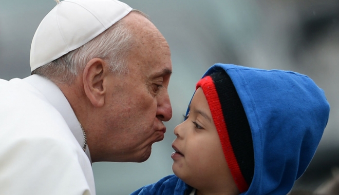 Papa Francisc surprinde din nou,  cu un mesaj pentru mamele care alăptează - papafrancisc-1483971063.jpg