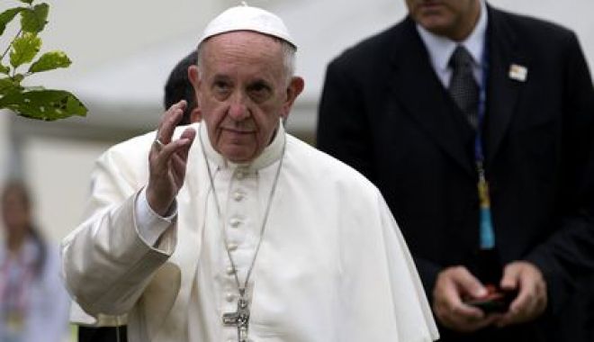 Un diplomat al Vaticanului a fugit din Italia temându-se pentru viața sa! - papafrancisc2-1535483904.jpg