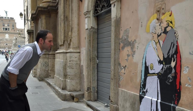 Papa Francisc, sărut pasional cu Donald Trump pe zidurile din apropierea Vaticanului - papafranciscsarut-1494587266.jpg