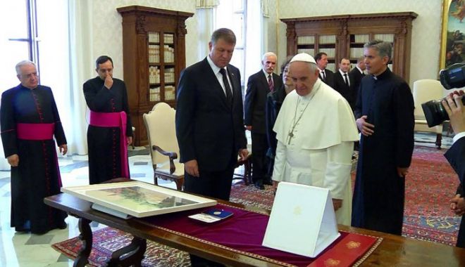 Iohannis i-a dăruit Papei 17 cadouri simbolice. Iată despre ce este vorba - papaiohannis92161900-1559308385.jpg
