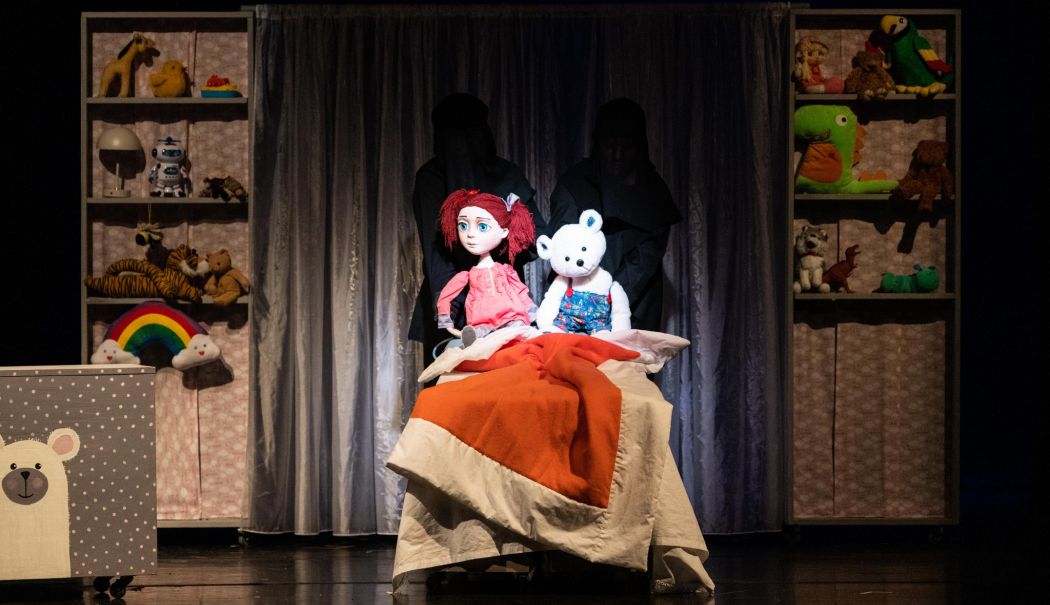 Micuţa Larisa îi invită pe copii la Teatrul 