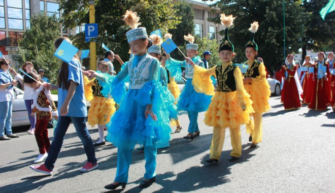 Paradă fastuoasă a costumelor tradiționale tătărești - parada2-1378474094.jpg