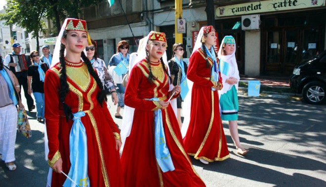 Paradă fastuoasă a costumelor tradiționale tătărești - parada4-1378474110.jpg