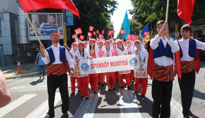 Paradă fastuoasă a costumelor tradiționale tătărești - parada5-1378474119.jpg
