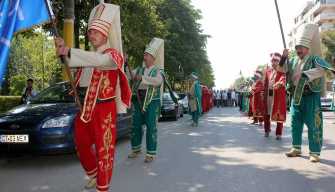 Spectacol impresionant la Constanța cu dans, călăreți și luptători turco-tătari - paradaimpresionanta12-1440775566.jpg