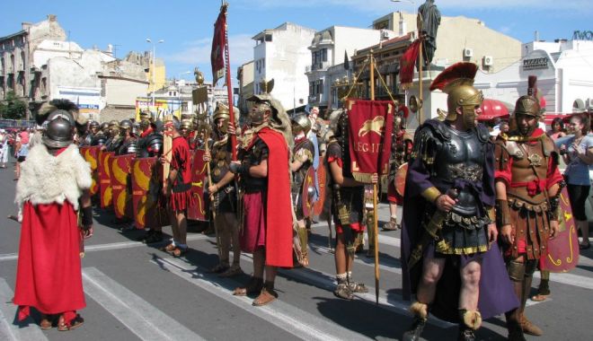 Întoarcere în timp în Piața Ovidiu. Parada estivală a dacilor și a romanilor