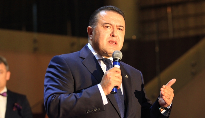 Parada premianților, la Topul județean al firmelor constănțene pe 2015 - paradapremeantilormihaidaraban-1478185876.jpg