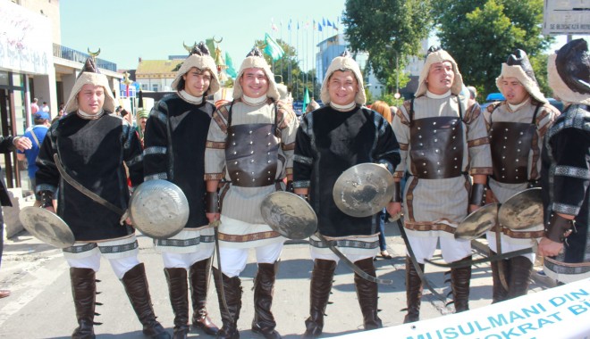 O nouă ediție a Festivalului turco-tătarilor - paradaturcotatari15-1409228346.jpg