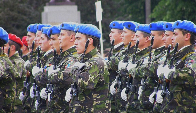 Polițiștii și cadrele militare trebuie să adere la Pilonul II de pensii în 2012 - parademilitareportocalii67652600-1336059556.jpg