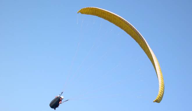 Bărbat în stare gravă la Spitalul din Constanța, după ce a căzut cu parapanta pe un stâlp de tensiune - paraglidingsopelanabiscay-1439113734.jpg