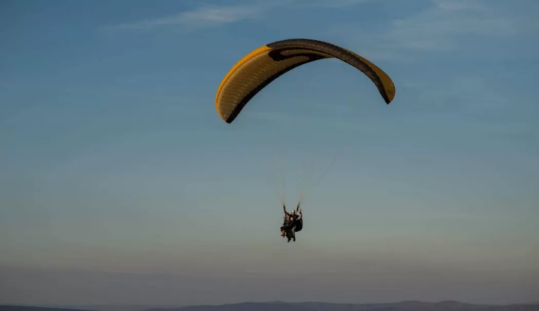 Coliziune dramatică în aer între o parapantistă și un avion - parapanta1-1779774280.webp