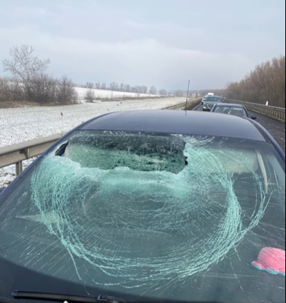 Aproape de tragedie. Gheața desprinsă de pe o autoutilitară a făcut praf parbrizul unei mașini - parbriz-1768651839.webp