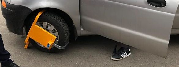 Mașină blocată în parcare! 