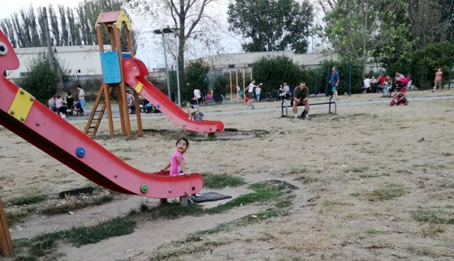 S-au înfuriat mămicile. Cer Primăriei Constanța să reabiliteze locurile de joacă din oraș - parccet2-1473083172.jpg
