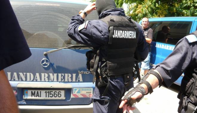 Peste 200 de jandarmi constănțeni, zilnic pe stradă, în această săptămână - parchet1370608215-1425640322.jpg